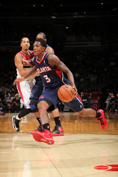 CBA被踢女记者报平安：身体无大碍 万幸那一脚没踢实